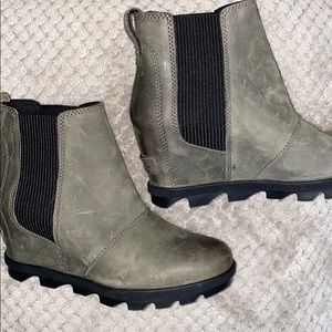 Sorels, light/sage green